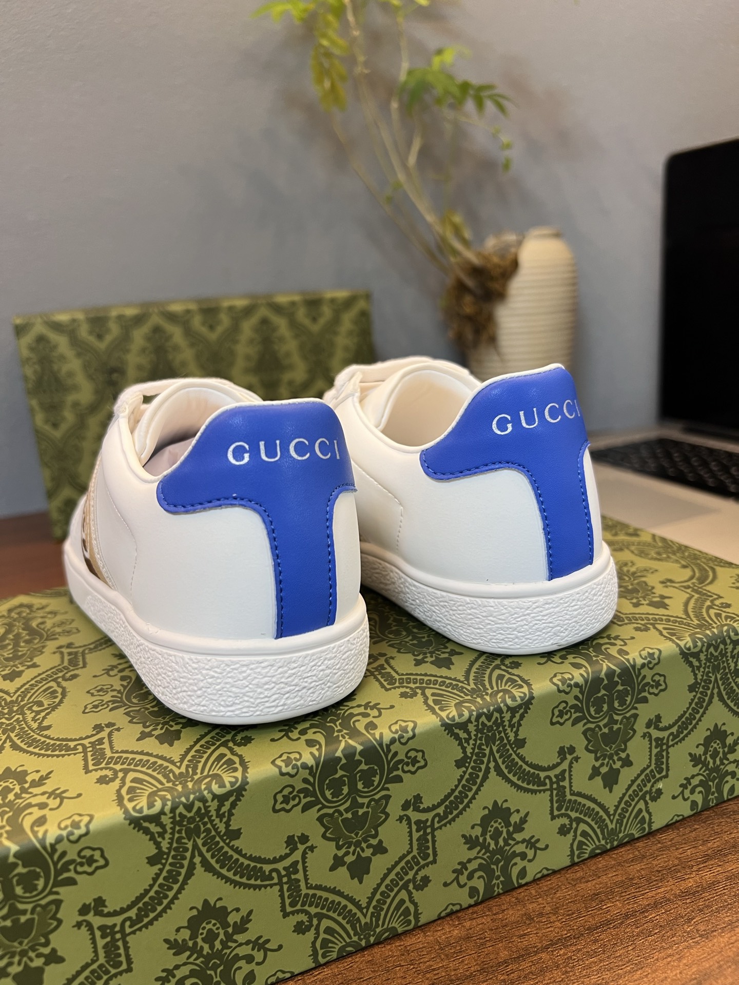 Children's shoes child